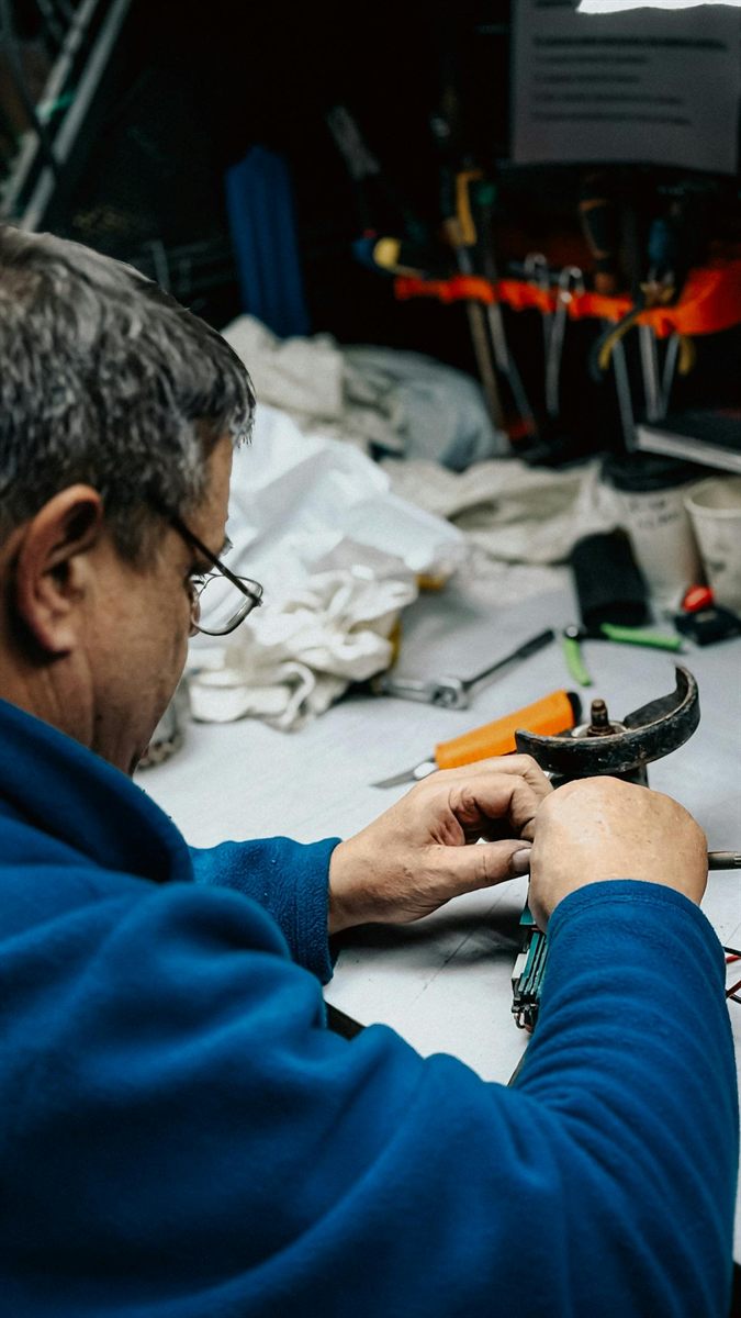 Handwerker bei präziser Arbeit