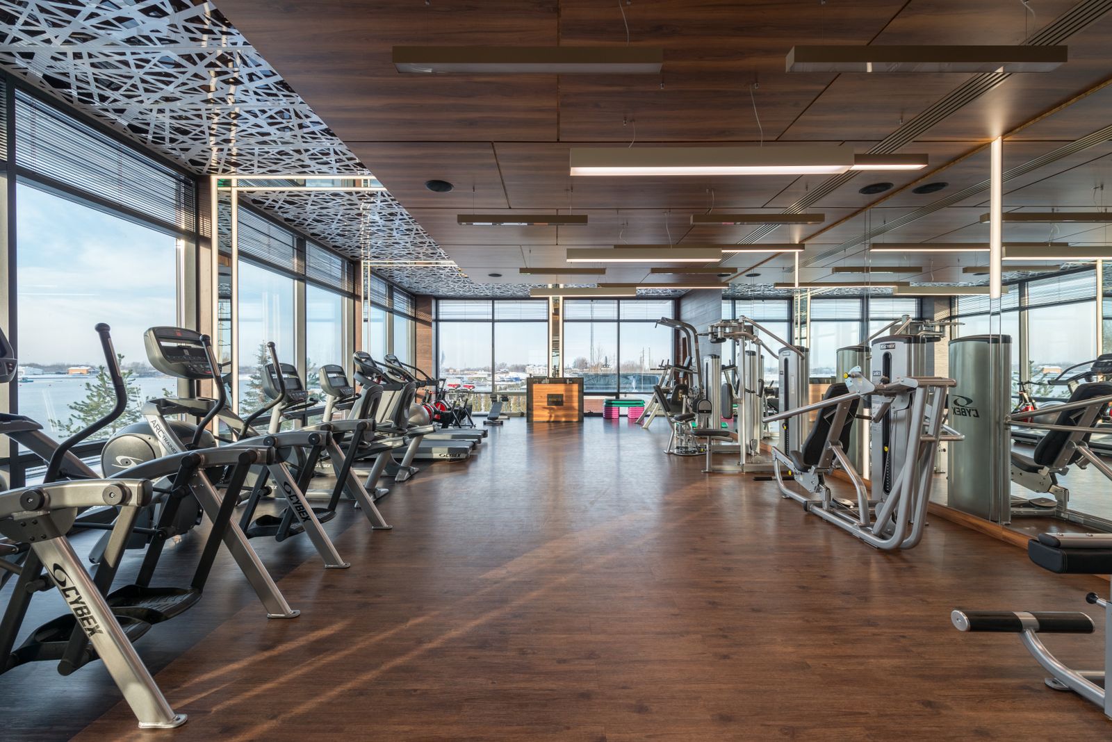 Dynamischer Freihantelbereich eines modernen Fitnessstudios