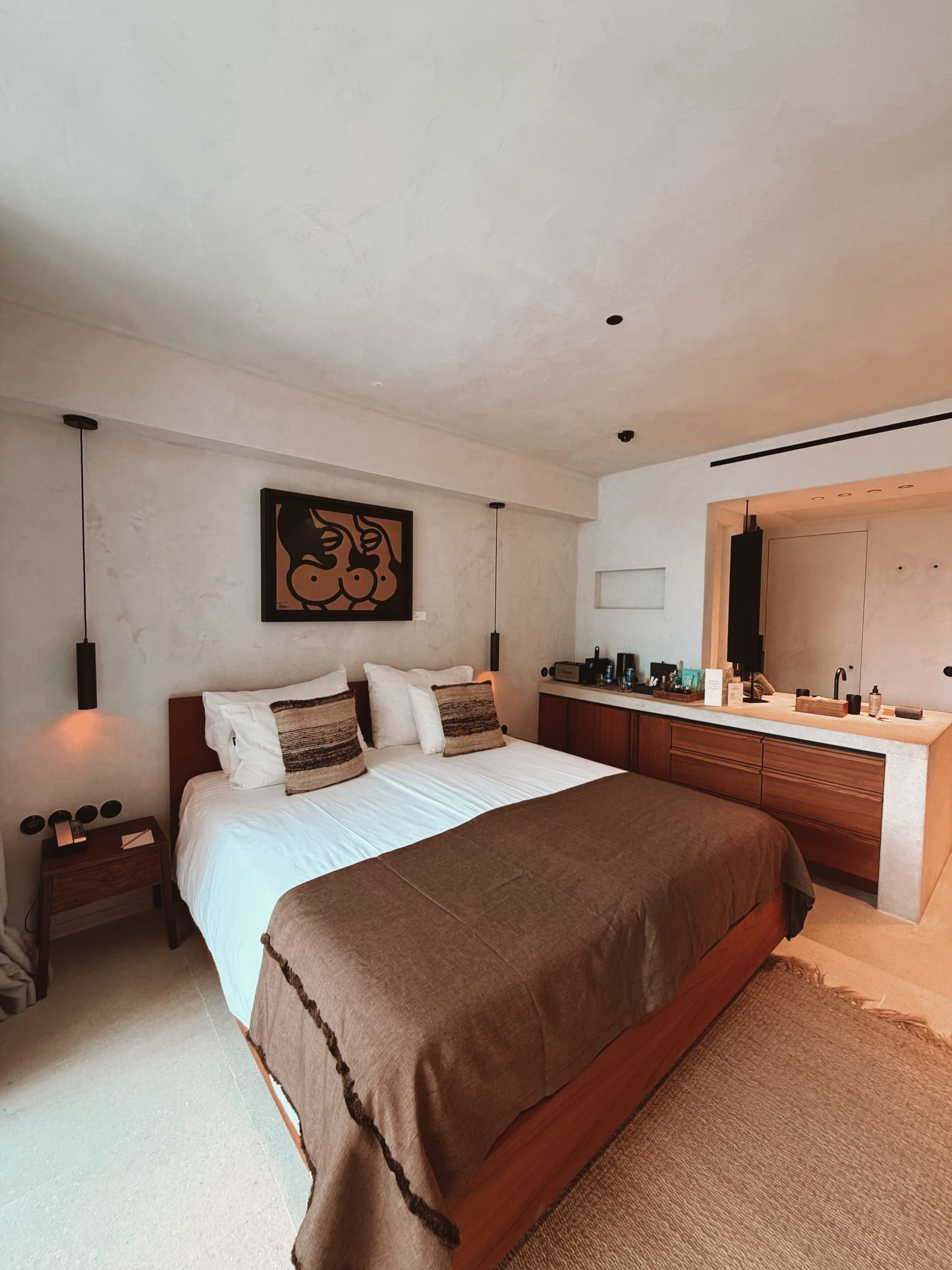 Ruhiges Boutique-Hotelzimmer in warmen Naturtönen